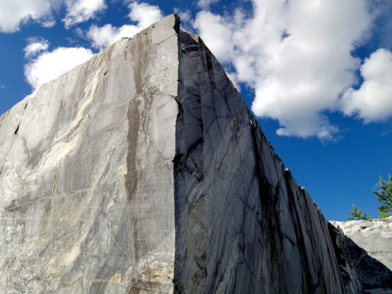 Страна скал и хрустальных водопадов